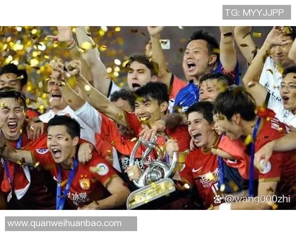 从贫民窟到绿茵场 世界足坛崛起的传奇足球明星故事